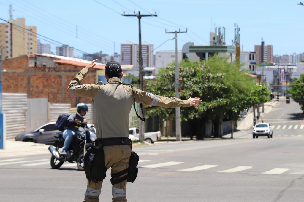SMTT de Aracaju bloqueia vias devido a rompimento de tubulação - SMTT Aracaju